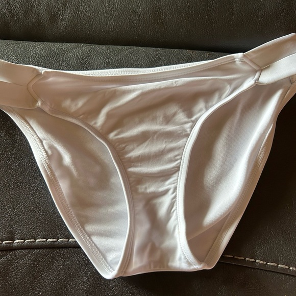 Shade&Shore Top size 38DD Bottoms small. Colors are black top with white bottom - Picture 5 of 8